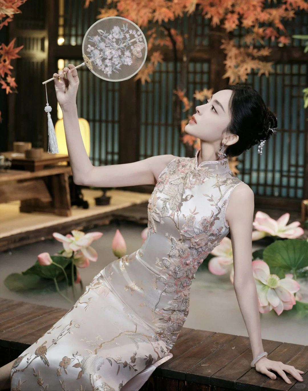 Qipao cinese bordeaux con dettagli ricamati