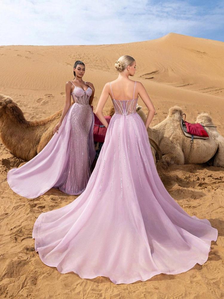 Abiti da ballo rosa cipria fotografati in un ambiente desertico